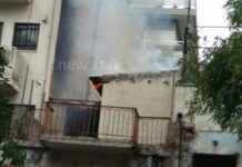 Φωτιά σε παλιό σπίτι στον Βύρωνα. Η στιγμή που φτάνουν οι πυροσβέστες