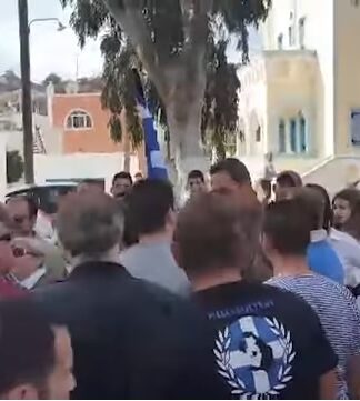 Σαντορίνη: Εικόνες ντροπής και επεισόδια από Χρυσαυγίτες στην παρέλαση