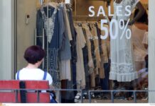 Ενδιάμεσες Εκπτώσεις και ανοιχτά καταστήματα την Κυριακή – Το ωράριο