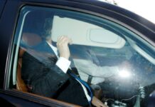 Αρχή του τέλους για τον Ντόναλντ Τραμπ; Παραδίδεται στο FBI ο πρώην επικεφαλής της προεκλογικής του εκστρατείας