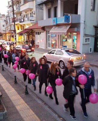 Δράμα: Η ανθρώπινη αλυσίδα αγανάκτησης μήκους ενός χιλιομέτρου – Πρωτοφανείς εικόνες στην πόλη
