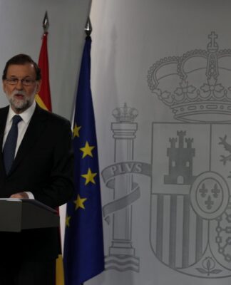 Καταλονία: Απειλές Ραχόι κατά Πουτζεντμόντ – "Αν ανακοινώσεις ανεξαρτησία, θα πάθετε χειρότερα"