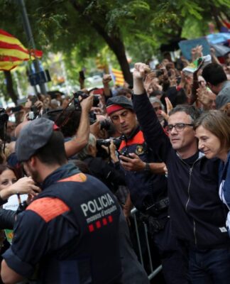 Κλίμα εμφυλίου στην Καταλονία – Στέλνει στρατό ο Ραχόι – "Αφήστε την ανεξαρτησία, αλλιώς θα πάθετε χειρότερα"