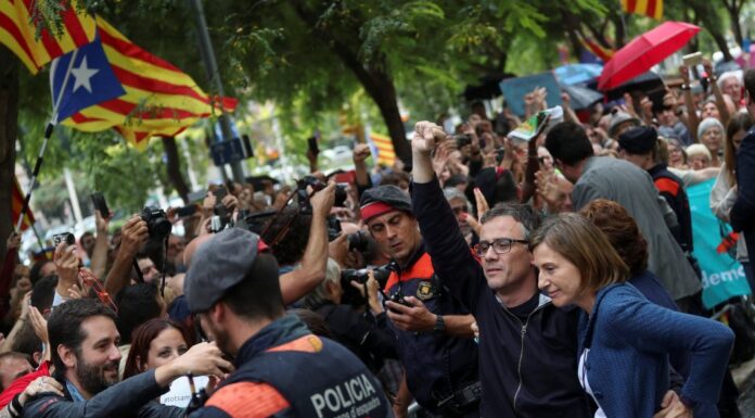 Κλίμα εμφυλίου στην Καταλονία – Στέλνει στρατό ο Ραχόι – "Αφήστε την ανεξαρτησία, αλλιώς θα πάθετε χειρότερα"