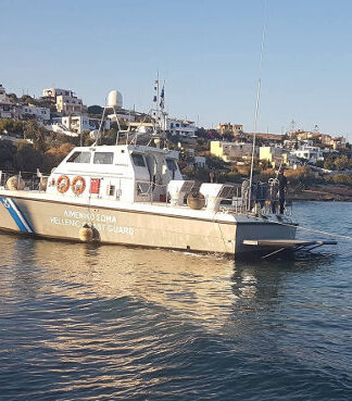 Σκάφος του Λιμεναρχείου Σύρου άρχισε να βάζει νερά
