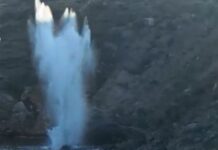 Σύρος: Η στιγμή που εξουδετερώνεται χειροβομβίδα στη θάλασσα – Τη βρήκε νεαρός που έκανε μπάνιο