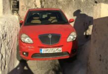 Σαντορίνη: Απίστευτη γκάφα οδηγού στη Μεσαριά – Το αυτοκίνητο σφήνωσε σε αυτό το σημείο