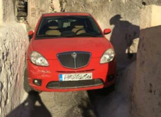 Σαντορίνη: Απίστευτη γκάφα οδηγού στη Μεσαριά – Το αυτοκίνητο σφήνωσε σε αυτό το σημείο