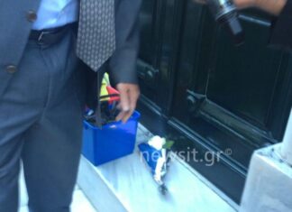 Λίγα λουλούδια στη μνήμη του Μιχάλη Ζαφειρόπουλου – Συγκλονισμένοι φίλοι και συνάδελφοι