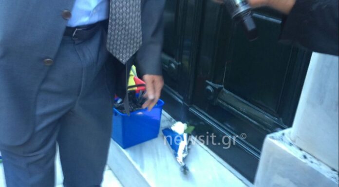Λίγα λουλούδια στη μνήμη του Μιχάλη Ζαφειρόπουλου – Συγκλονισμένοι φίλοι και συνάδελφοι