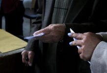 Κεντροαριστερά: Εκλογικό απρόοπτο στη Λακωνία. Ήθελε να ψηφίσει και για τους συγχωριανούς του