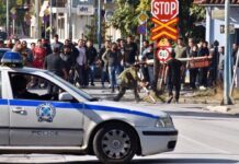 Λάρισα: Έσπασαν τις μπάρες στις γραμμές του τρένου – Επεισόδια για τον θάνατο του 10χρονου παιδιού