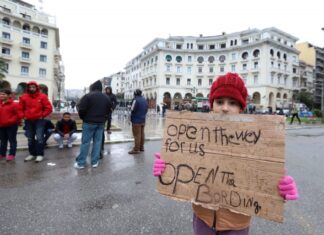 Θεσσαλονίκη: Παραμένουν στην πλατεία Αριστοτέλους οι πρόσφυγες – Μπαλάφας: Τους αντιμετωπίζουμε με ψυχραιμία