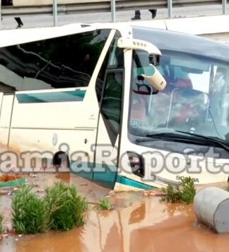 Συγκλονιστικό βίντεο: Απεγκλωβίζουν και τον τελευταίο και το λεωφορείο παρασύρεται από τα ορμητικά νερά