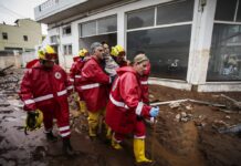 Μάνδρα: Η καρδιά μιας πόλης σταμάτησε – Εικόνες χάους