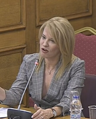 Με άκρως αποκαλυπτική εμφάνιση στη Βουλή η Τζάκρη.