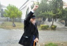 Μανώλης Γλέζος: Υπό καταρρακτώδη βροχή στο Πολυτεχνείο