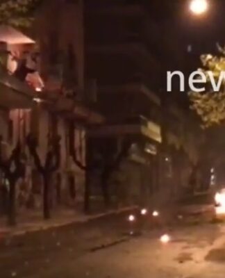 Πολυτεχνείο – Μολότοφ στα Εξάρχεια: Φωτιά δίπλα σε μπαλκόνι πρώτου ορόφου.