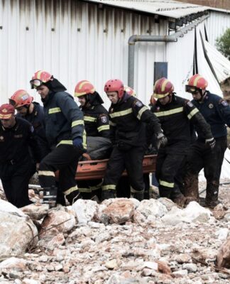 Μάνδρα: Τραγικές εικόνες. Η ανάσυρση του νεκρού άνδρα από τις λάσπες και τα μπάζα