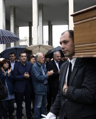 Πλήθος κόσμου στο τελευταίο "αντίο" στον Κώστα Βεργόπουλο – "Παρών" και ο Αλέξης Τσίπρας