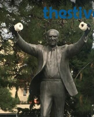 "Μήνυμα" στην… Κεντροαριστερά; Κρέμασαν χαρτιά υγείας στο άγαλμα του Ανδρέα Παπανδρέου.