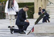 Γονάτισε στον Άγνωστο Στρατιώτη ο Πρόεδρος της Πολωνίας