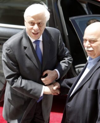 Έσπασε το πρωτόκολλο στη Βουλή ο Προκόπης Παυλόπουλος