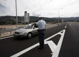 Θρίλερ στη Γλυφάδα. Μαχαίρωσε τροχονόμο μετά την… κλήση.