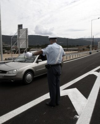 Θρίλερ στη Γλυφάδα. Μαχαίρωσε τροχονόμο μετά την… κλήση.