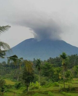 Εξερράγη το ηφαίστειο Αγκούνγκ. 1.100 άνθρωποι πέθαναν την τελευταία φορά που εξερράγη. Δέος από τις εικόνες