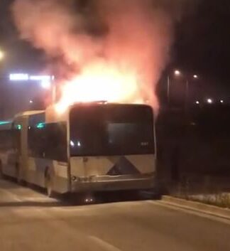Φωτιά σε λεωφορείο στη Βάρης – Κορωπίου