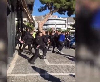 ΒΙΝΤΕΟ: H στιγμή που αστυνομικοί συλλαμβάνουν τον άντρα που μαχαίρωσε αστυνομικό στη Γλυφάδα