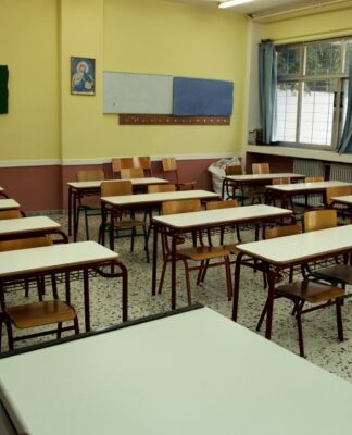 Πάτρα: Ανάβουν φωτιές τα χαστούκια του καθηγητή – Η ερώτηση που ακούνε συχνά οι μαθητές του.