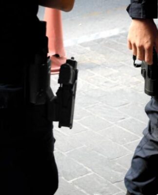 Πάτρα: «Θα σε σκοτώσω ή θα αυτοκτονήσω» – Σύζυγος αστυνομικού τον απείλησε με το όπλο του.