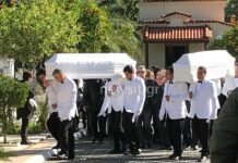 Ράγισαν οι πέτρες στην κηδεία των δίδυμων αγοριών στη Νέα Σμύρνη – Ακόμα και ο ιερέας δεν μπορούσε να συγκρατήσει τα δάκρυά του