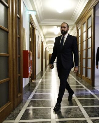 ΒΟΜΒΑ Τζανακόπουλου: Ποια η σχέση του Μητσοτάκη και της συζύγου του με τον Σφακιανάκη;
