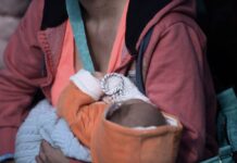 Ηράκλειο: Έβρισαν χυδαία μητέρα που θήλαζε δημόσια το μωρό της – Χαμός σε κεντρική πλατεία.