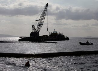 Αγία Ζώνη: Μέσα στην ημέρα στη Σαλαμίνα – Τελειώνει η ανέλκυση