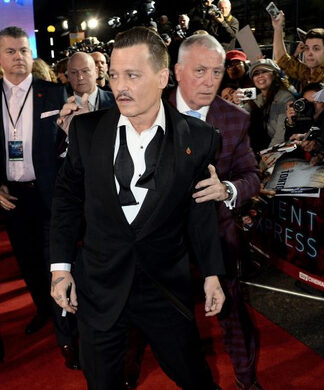 «Λιώμα» στο ποτό ο Johnny Depp στην πρεμιέρα της ταινίας του – Παραπατούσε μπροστά τους φωτογράφους