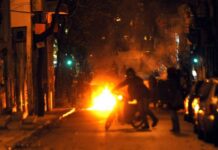 Εξάρχεια: Επιθέσεις σε ΜΑΤ με μολότοφ και πέτρες