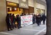 Θεσσαλονίκη: Ένταση μπροστά από ανοιχτά καταστήματα με πανό και συνθήματα
