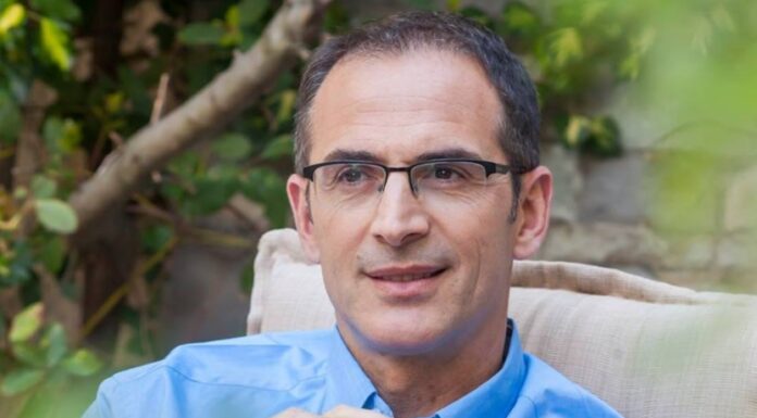 Κώστας Κρομμύδας: Αποχώρησε από την παράσταση των Ρήγα – Αποστόλου