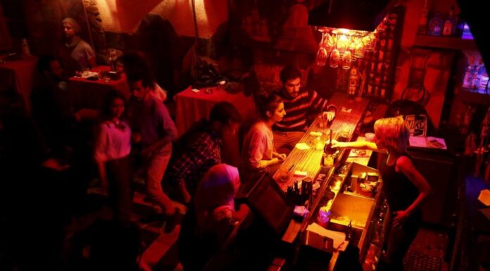 Πανικός στο Μπουρνάζι – Το κλαμπ της κόκας και ο… σταρ του Χόλιγουντ.