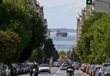 Θεσσαλονίκη: Μυστήριο με πτώση άντρα στη θάλασσα του Θερμαϊκού – Παραμένει σε νοσοκομείο.