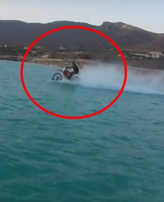 Απίστευτο. Κρητικός "σερφάρει" με τη μηχανή του στη θάλασσα.
