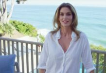 51 και καίει – Η Σίντι Κρόφορντ με σούπερ μίνι κόκκινη φούστα!