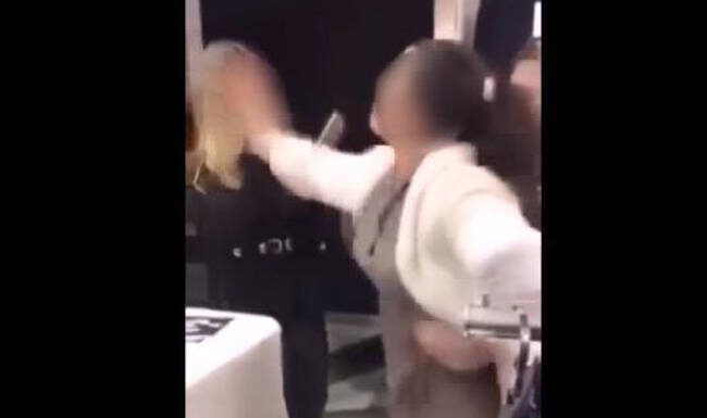 Άγριο ξύλο στο Βόλο: Απατημένη σύζυγος χαστουκίζει την ερωμένη του άνδρα της (ΒΙΝΤΕΟ)