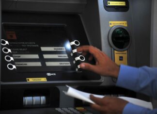 Αρπάζουν χρήματα από λογαριασμούς τραπεζών. Τι να κάνετε για να γλιτώσετε τις καταθέσεις από τις κατασχέσεις