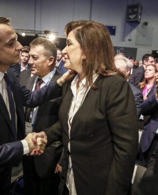 Η Ντόρα Μπακογιάννη "απάντησε" στο μπλόκο Μητσοτάκη στην οικογενειοκρατία