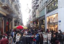 Κυριακή με ανοιχτά μαγαζιά και στην Ερμού δεν πέφτει… καρφίτσα.